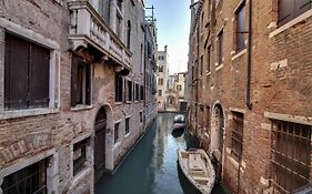 Canal View Suite In Rialto By Wonderful Italy